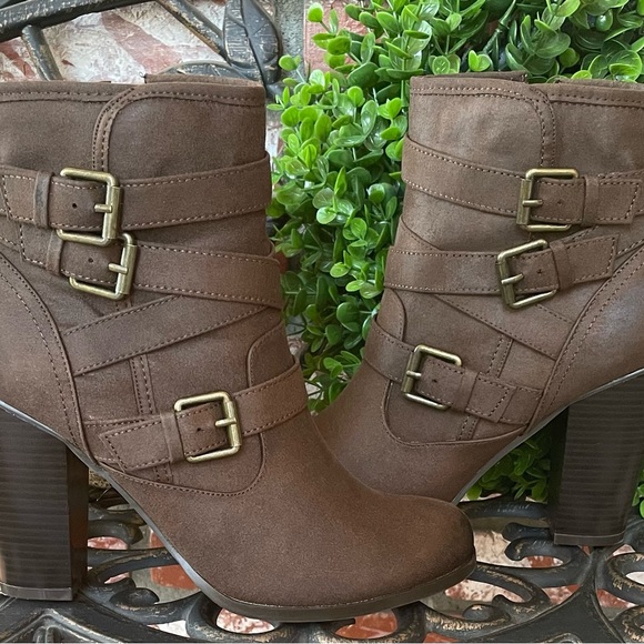 JustFab Binnae High Heeled Bootie; Brown Suede W/Multi-Straps & Buckles; Size 9 - Picture 8 of 13